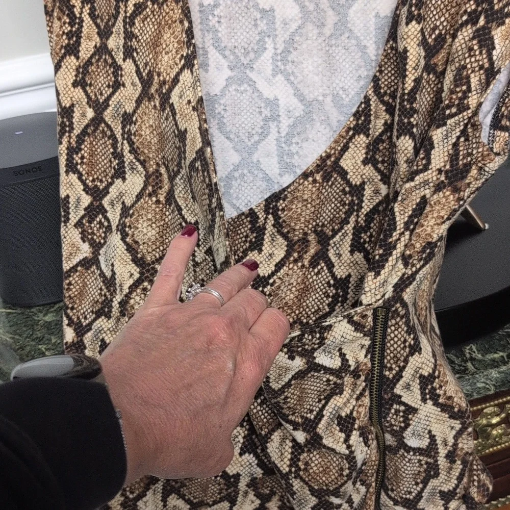Michael Kors Snakeskin Print Sleeveless Top. Size L. - Picture 8 of 9